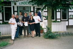 Gruppenfoto vor dem Hotel "Vier Linden" Sieger mit Inhaberin des Hotels
