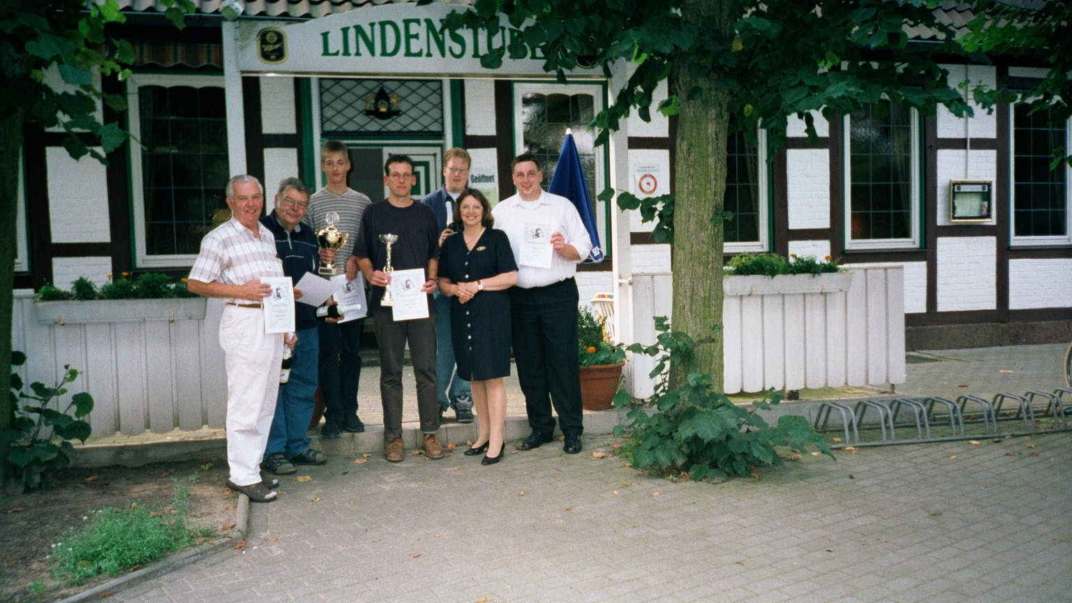 Gruppenfoto vor dem Hotel "Vier Linden" Sieger mit Inhaberin des Hotels