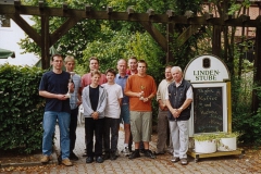 Gruppenfoto vor dem Hotel "Vier Linden"