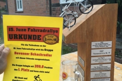 Pokal und Urkunde